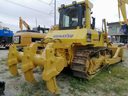 Το Komatsu D85EX-15 Dozer είναι ένα μεταχειρισμένο καραβάκι που είναι τοποθετημένο με υδραυλικό σχοινί.